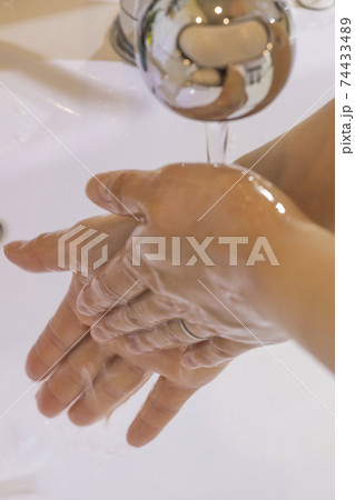 手洗いパーツ素材　女性の手洗い・水洗い　コロナ・感染症対策　風邪予防 74433489