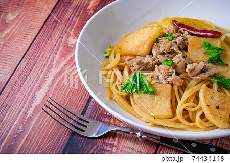 和風 パスタ 醤油味 木目テーブル フォーク 和風 パスタ 醤油味 木目テーブル フォーク 74434148
