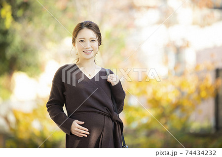 妊婦　　屋外 74434232