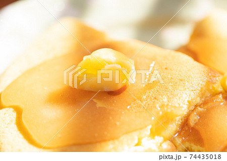盛り付けされたパンケーキの写真素材 74435018