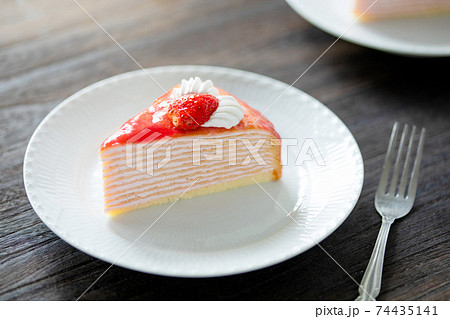 お皿に盛り付けされた苺ミルクレープの写真素材