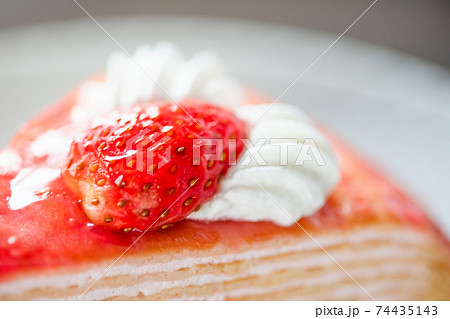 お皿に盛り付けされた苺ミルクレープの写真素材