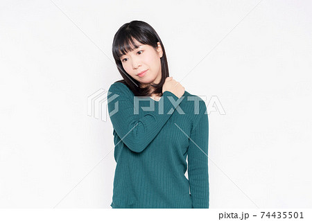 肩こりに悩む女性 74435501