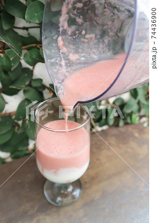 strawberry yogurt smoothie, berry smoothie 74436900