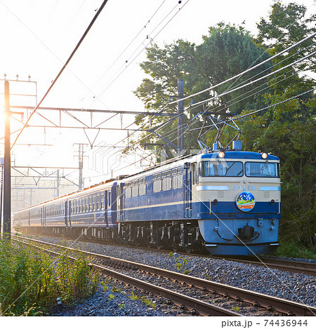 朝日の列車 74436944