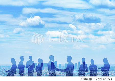 さまざまなビジネスマンと都市の合成写真 74437153