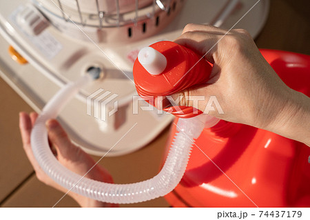 石油ストーブへの給油 女性の手 冬 石油ストーブへの給油 女性の手 冬 74437179