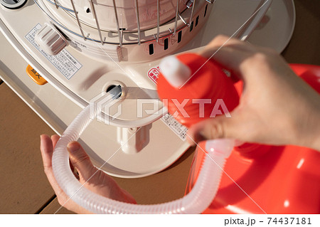 石油ストーブへの給油 女性の手 冬 石油ストーブへの給油 女性の手 冬 74437181