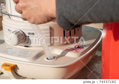 石油ストーブへの給油 女性の手 冬 石油ストーブへの給油 女性の手 冬 74437182