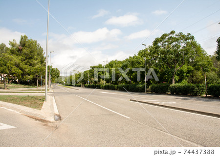スペインバルセロナ郊外の街並み 閑散とした道路と街路樹 スペインバルセロナ郊外の街並み 閑散とした道路と街路樹 74437388