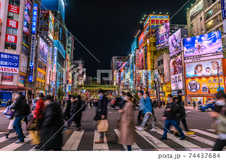 日本の東京都景観　緊急事態宣言下の東京・秋葉原。コロナ前と変わらぬ人出が…＝2021年2月10日 74437684
