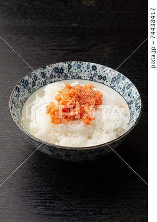 鮭フレークをのせたご飯 74438417