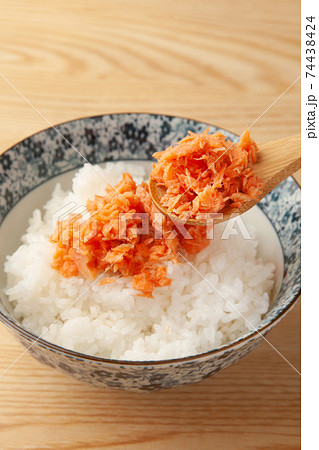 鮭フレークをのせたご飯 鮭フレークをのせたご飯 74438424