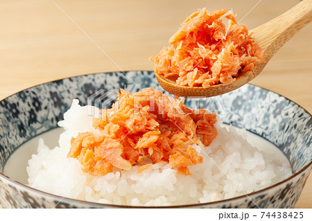 鮭フレークをのせたご飯 鮭フレークをのせたご飯 74438425
