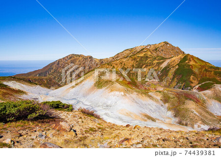 秋の立山黒部アルペンルート　室堂平 74439381
