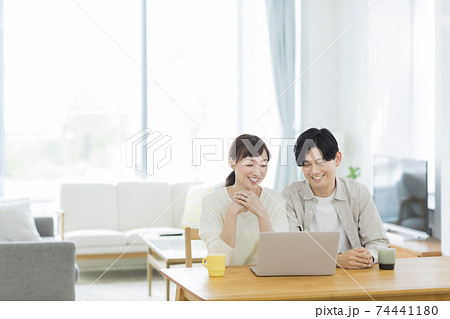 パソコンを見る夫婦 74441180