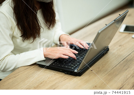 パソコンを使うミドル女性 パソコンを使うミドル女性 74441915