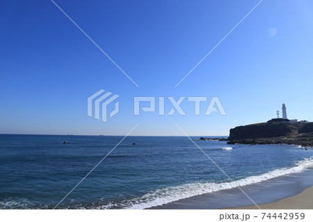 君ヶ浜からの犬吠埼と犬吠埼灯台の風景 君ヶ浜からの犬吠埼と犬吠埼灯台の風景 74442959