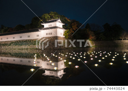 彦根城　中濠に浮かぶ灯篭 74443024