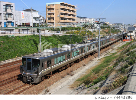 西宮市内を走る225系新快速 74443896