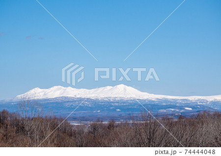 春の晴れた日の雪山と青空　大雪山 74444048