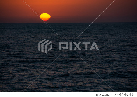 水平線に沈むくびれた夕陽 水平線に沈むくびれた夕陽 74444049