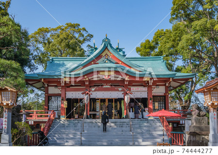 神社仏閣 多摩川浅間神社の本殿と参拝者 東京都大田区 神社仏閣 多摩川浅間神社の本殿と参拝者 東京都大田区 74444277