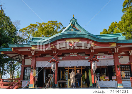 神社仏閣 多摩川浅間神社の本殿と参拝者 東京都大田区 神社仏閣 多摩川浅間神社の本殿と参拝者 東京都大田区 74444281