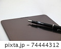 タブレット端末と万年筆 74444312