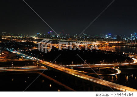 都市 都会 川 74444564