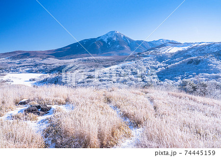 《長野県》冬の蓼科高原・蓼科山と雪景色 74445159