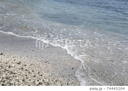 神奈川県三浦市毘沙門の海岸波打ち際 74445204