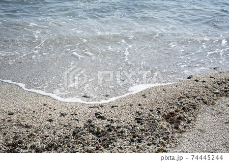 神奈川県三浦市毘沙門の海岸波打ち際 神奈川県三浦市毘沙門の海岸波打ち際 74445244