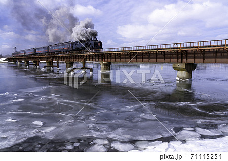 青空の中鉄橋を渡るSL冬の湿原号 74445254