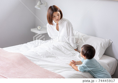 ベットで母親と子供が話をしている ベットで母親と子供が話をしている 74445917