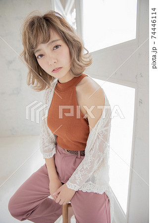 ゆるふわミディアムヘアー 日本人 ヘアスタイル 美容 美容室 ファッションの写真素材
