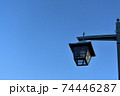青空とおしゃれな街灯 74446287