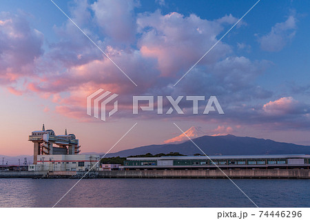 （静岡県）我入道から望む、沼津魚市場・びゅうお・富士山　夕景 74446296