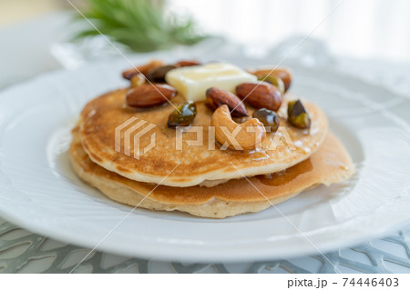 バターとハニーナッツを添えたパンケーキ 74446403