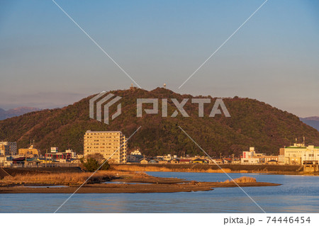 （静岡県）沼津市我入道から望む、香貫山　夕景 74446454