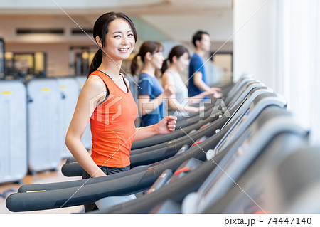 女性　フィットネス　スポーツジム　エクササイズ 74447140