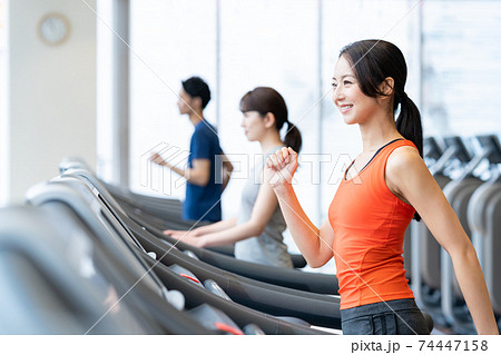 女性　フィットネス　スポーツジム　エクササイズ 74447158