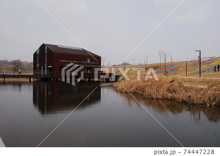 電車 鉄道 川 74447228