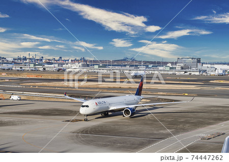 【羽田空港第3ターミナル　タキシング中のデルタ航空機　空合成】 74447262