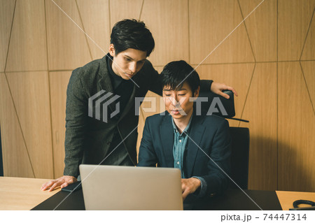 出社してオンライン 74447314