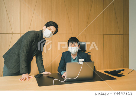 出社してオンライン 出社してオンライン 74447315