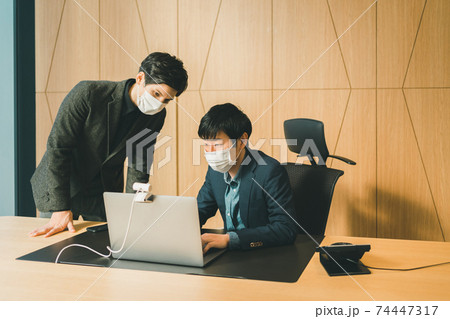 出社してオンライン 出社してオンライン 74447317