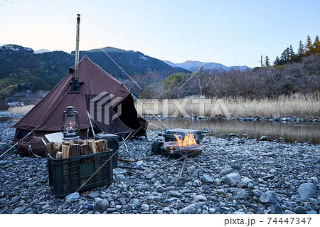 テントと薪ストーブと焚き火 テントと薪ストーブと焚き火 74447347