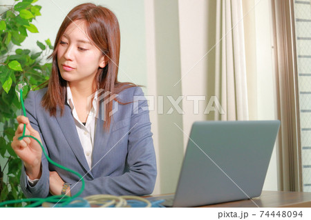 LANケーブルを持って考える女性 LANケーブルを持って考える女性 74448094