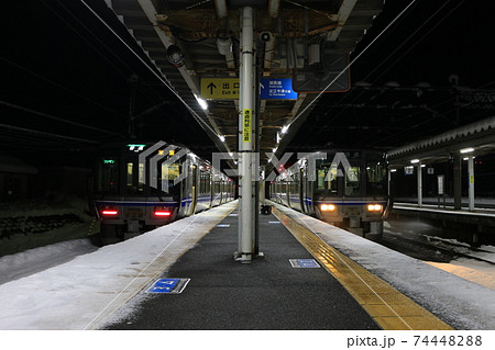 夜の近江塩津駅 74448288